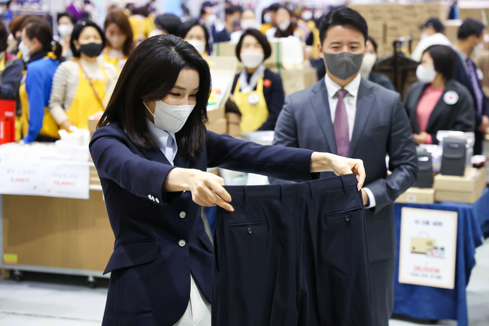 김건희 여사, 적십자사 바자 행사 참석…4개월만의 단독 공개 일정