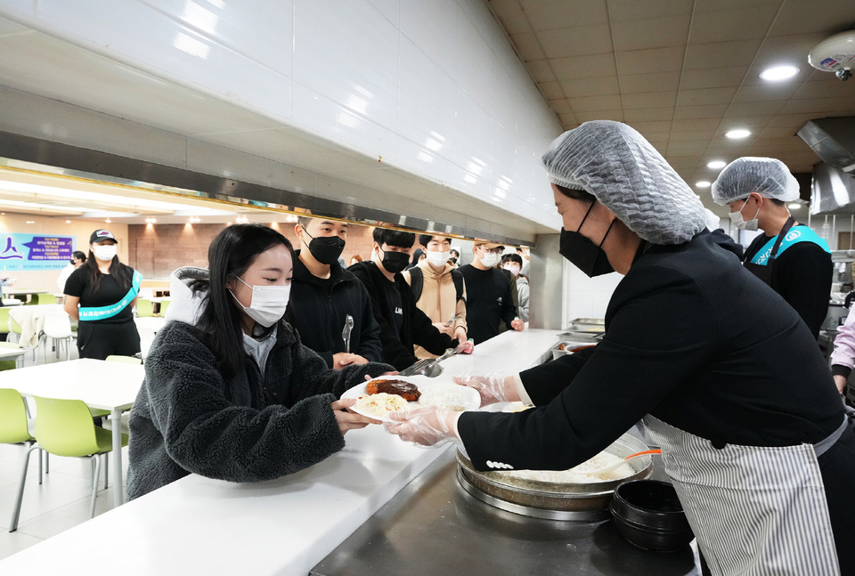 영진전문대, 중간고사 기간 교내 식당 천원의 밥상 호응