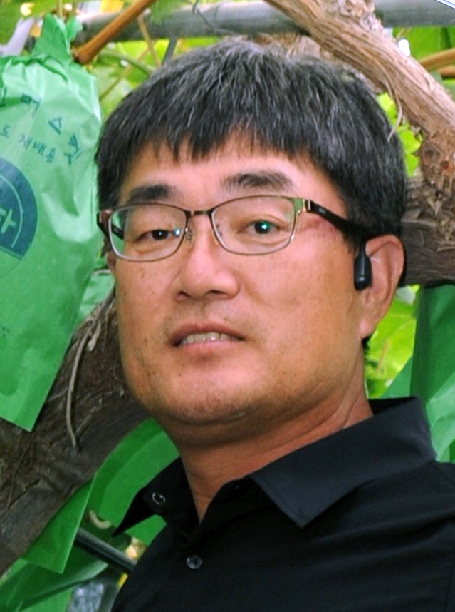 영천 탐스러운포도원 신길호 대표, 농촌진흥청 우수강소농 경진대회 최우수상