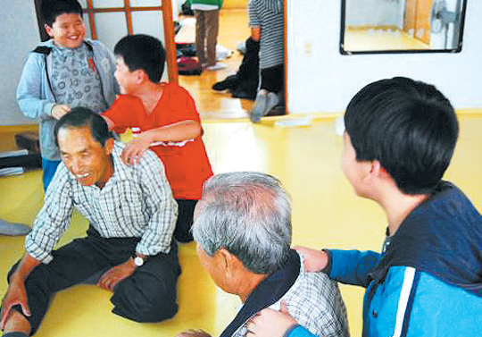 “봉사활동하며 노인공경 배워요”
