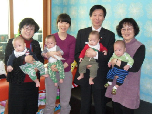 네쌍둥이 부모에 성금전달