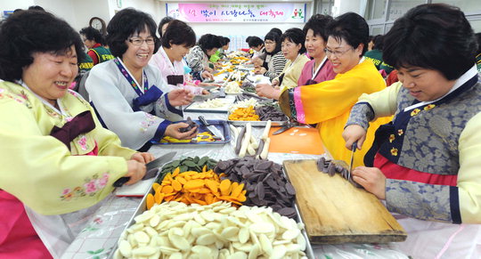 “따뜻한 떡국 드시고 희망찬 임진년 보내세요”