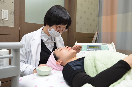 내 피부에도 꽃 활짝… 자외선·스트레스 NO