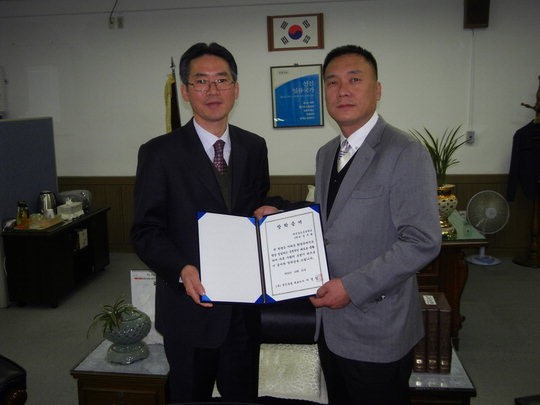 정인유통, 동도초에 장학금 전달