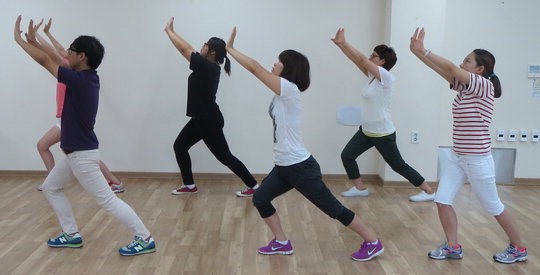 아리랑에 맞춰 건강체조 시작