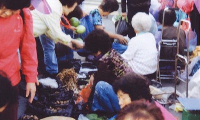 행정당국 방관속에 시장 상인들 ‘울고’, 불법 노점상 ‘웃고’