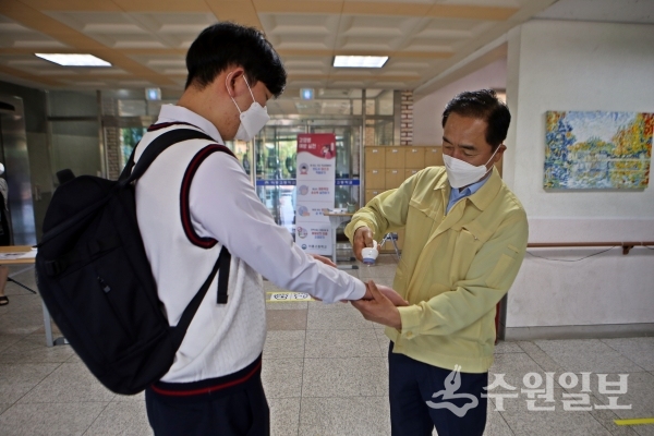 정장선 평택시장, 코로나19 속 고3 학생 등교 현장 점검