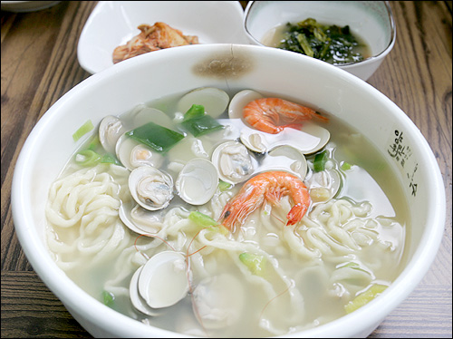 [맛집] 백합조개로 끓인 칼국수-지산동 `양만휘해물생합칼국수’