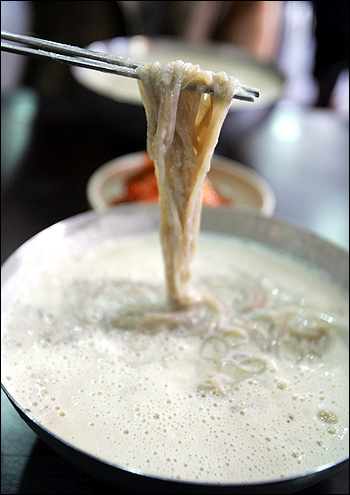 [맛집] 가벼운 듯 부드럽고 고소한 듯 찰진 콩물국수-쌍촌동 `광주콩물’