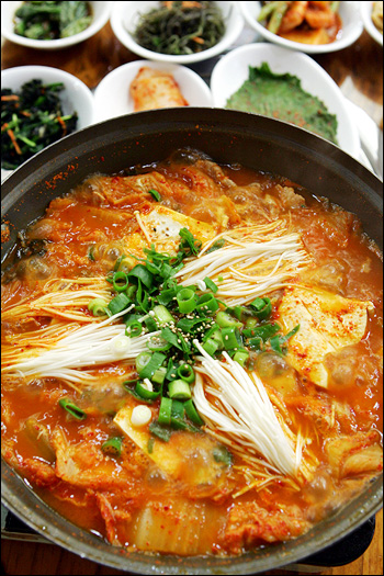 [맛집]밥상에 술상에…김치찌개가 겨울 부른다