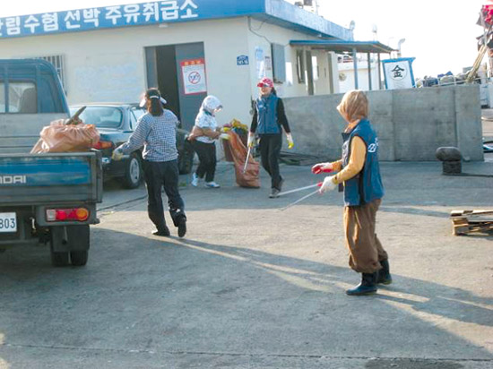 한림어선주협회 부녀회 항만 정화활동 전개