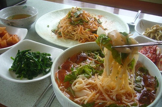 무더위 찾아오면 더욱 생각나는 매콤한 회국수