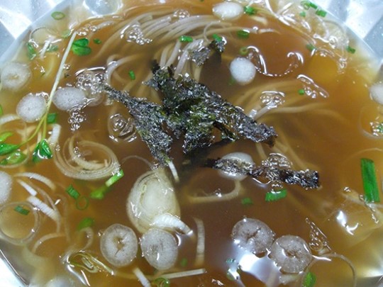 짭조름한 국물과 쫄깃한 면발의 조화 일품