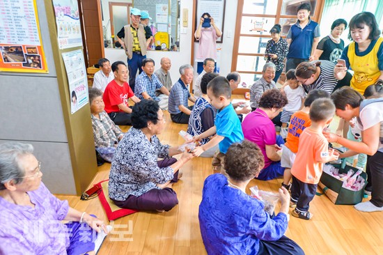 할머니 할아버지 떡 드세요./제주시 용담1동