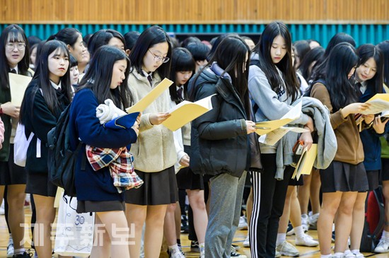 시험장을 확인하는 수험생/제주시 제주중앙여자고등학교