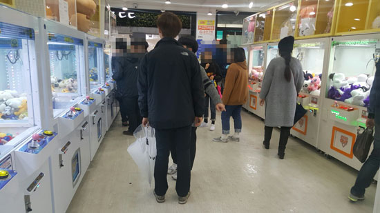 성업하는 인형뽑기방 사행성 조장 우려