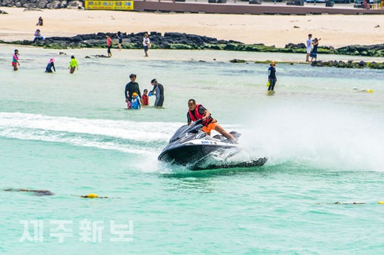 월정해변을 가르는 제트스키