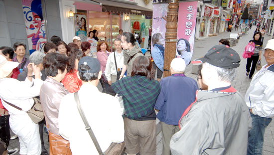 관광객 늘어 지역 활력… 대형마트에 소상인 타격