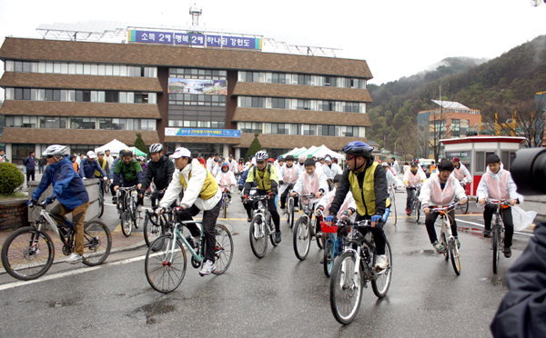 [2012 강원 자전거 대행진] 페달 밟을때마다 행복도 커져요