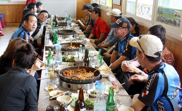 닭갈비·막국수집 북적… 지역 상권 활기