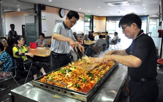 춘천 우미닭갈비 복지관 후원