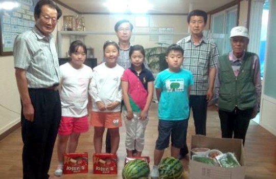 첫 수확 농산물 경로당 전달