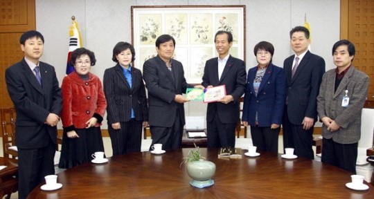 최문순 지사 결핵퇴치 사업 성금 전달