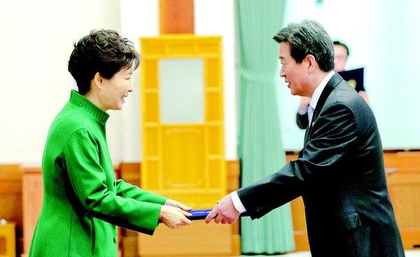 박 대통령, 해수부 차관 임명장 수여