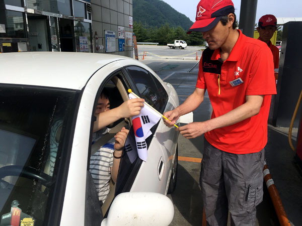 [춘천]도로공사 춘천주유소 태극기 제공