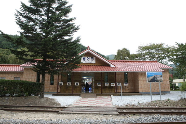 시간이 멈춘 철길… 간이역서 만난 추억