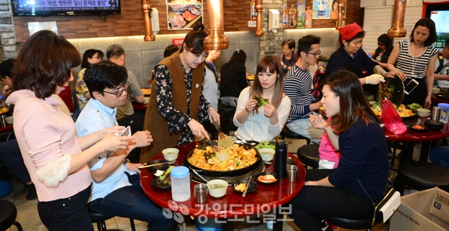 외국인 관광객 북적이는 식당