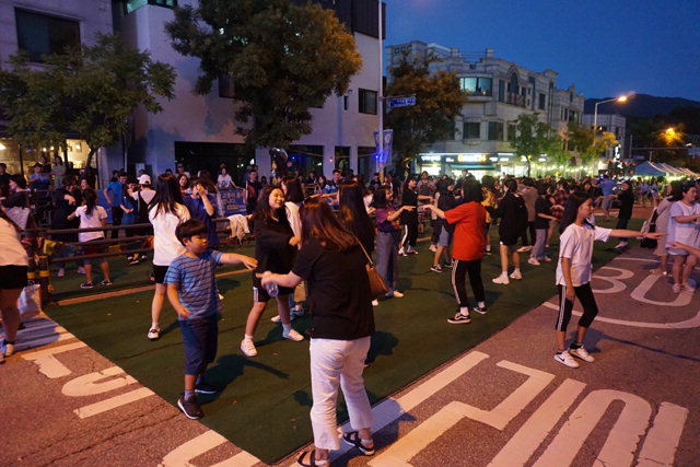 [춘천]애막골 문화의거리 축제 2300명 몰려