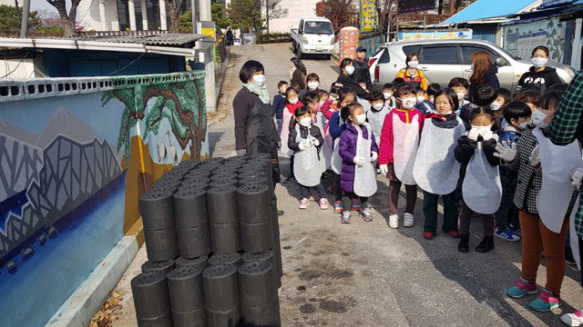 [춘천]효자어린이집 원아 연탄 전달