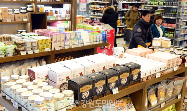 무심히 지나치는 대형마트 내 향토매장 먼지만 가득