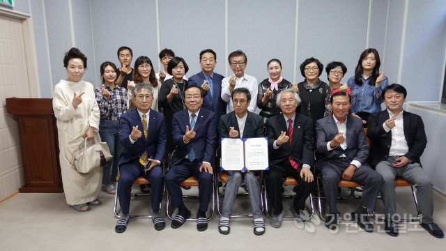 도예총 속초극단 파람불에 산불피해 성금 전달
