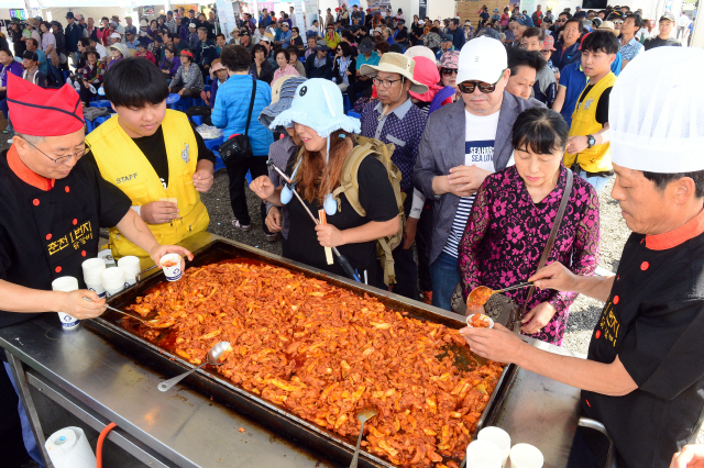 [춘천]막국수닭갈비축제 개막, 숯불닭갈비 첫 참가