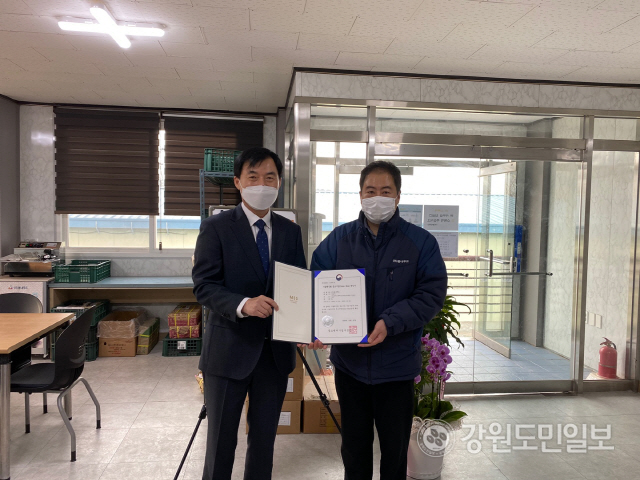 강원중기청, 춘천봄내푸드에 이노비즈 확인서 전달