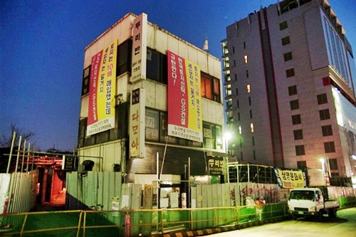 홍대입구 상권 300만원, 소설가는 운동가로 변신중