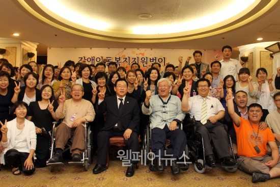 장애아동복지지원법 통과 축하…그러나 한계는 있다
