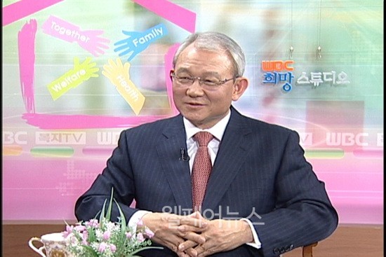 사회복지란, 항상 주변을 먼저 살펴보는 것
