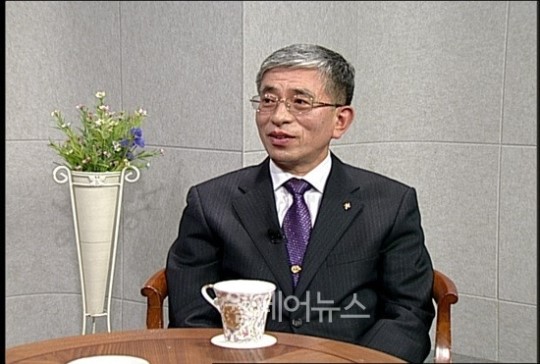 해와 달 같은 밝음으로 희망을 갖게 하자