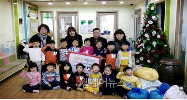 참조은유치원 아이들의 사랑의 쌀 전달