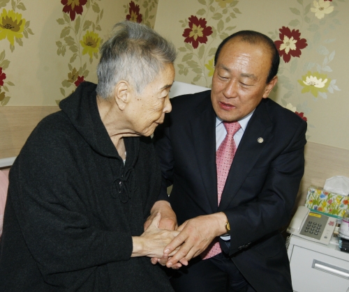직지 대모 돕자 온정 이어져