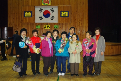 눈길끄는 이색 졸업식 (2)