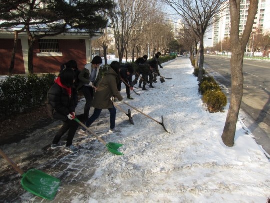 학생들 제빙작업 구슬땀