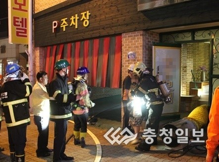 용암동 모텔 주차장 화재…연기질식5명 병원 치료