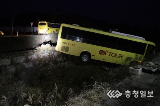 음성, 통근버스와 화물차 추돌 9명 부상