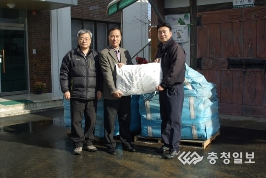 영동군 정준모씨, 염화칼슘 기탁
