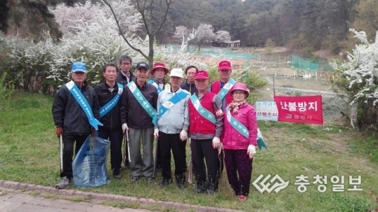 백석동 노인회, 봉서산 등산로 환경정화 활동 나서섣