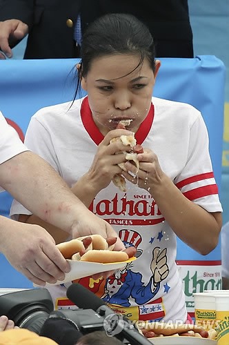 푸드파이터 이선경, 핫도그 먹기 대회 4연패 실패